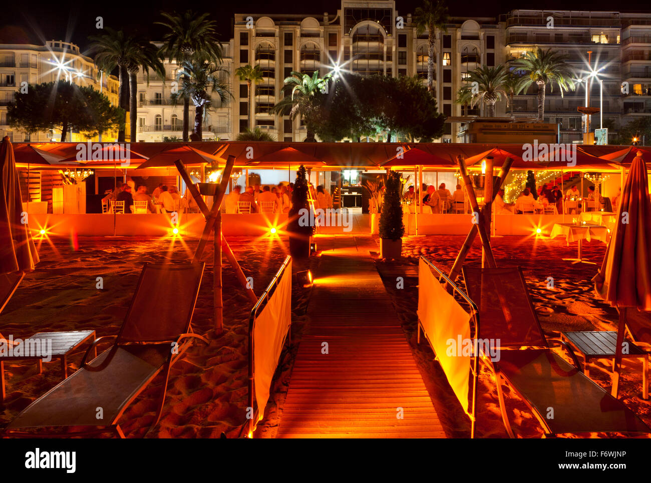 Restaurant am Strand im Abendlicht, Cannes, Provence, Frankreich Stockfoto
