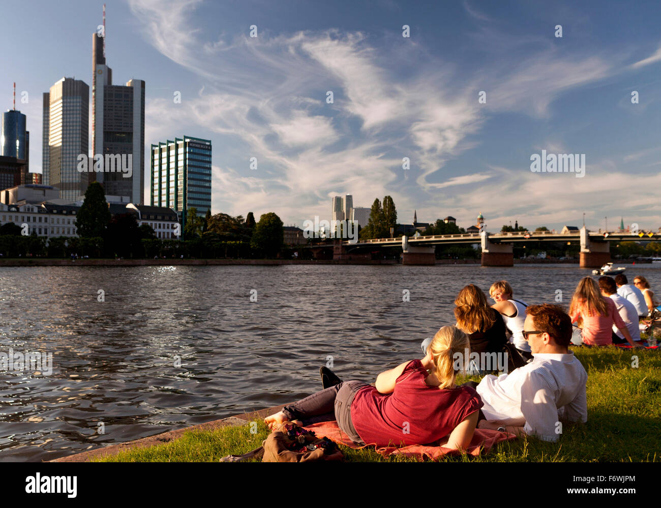 Menschen entspannen an den Ufern des Mains, Frankfurt Am Main, Hessen, Deutschland Stockfoto