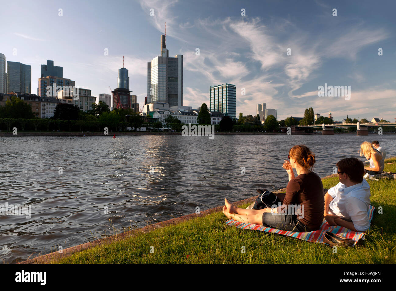 Menschen entspannen am Ufer des Main, Frankfurt Am Main, Hessen, Deutschland Stockfoto