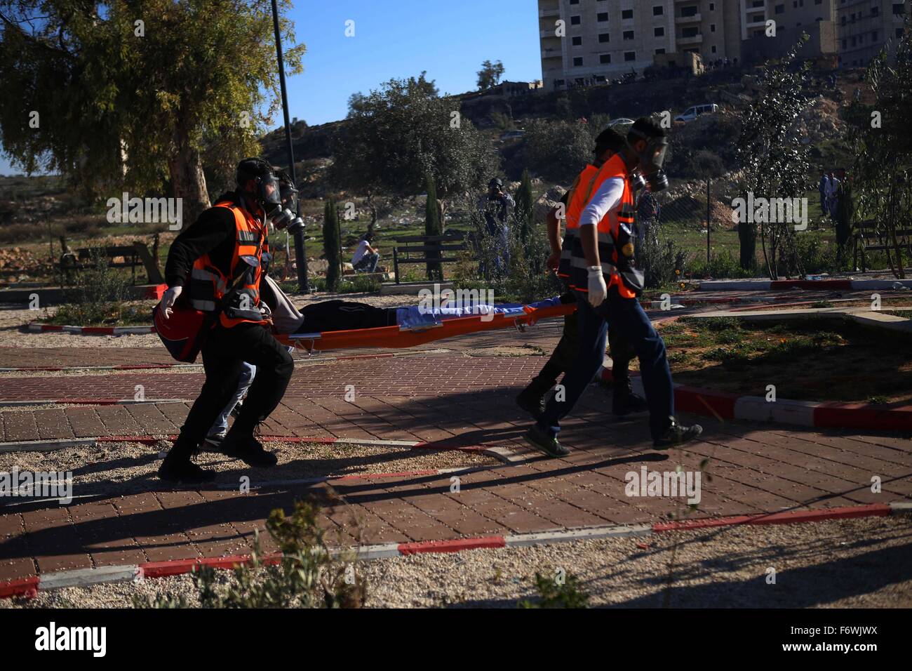 Ramallah, Westjordanland, Palästinensische Gebiete. 20. November 2015. Palästinensische Sanitäter tragen einen verletzten Demonstranten bei Zusammenstößen mit israelischen Sicherheitskräften in Beit El am Stadtrand von der Westbank Ramallah, am 20. November 2015. Eine Reihe von Anschlägen von palästinensischen Einzelpersonen auf israelische Militär durchgeführt worden und Zivilisten seit Anfang des letzten Monats, so dass mindestens 86 Palästinenser getötet, viele von Ihnen wurden erschossen tot unter Umständen in welche Rechte Gruppen, israelischen Streitkräfte verwendet sagte unnötige Kraft Credit: Shadi Hatem/APA Bilder/ZUMA Draht/Alamy Live News Stockfoto