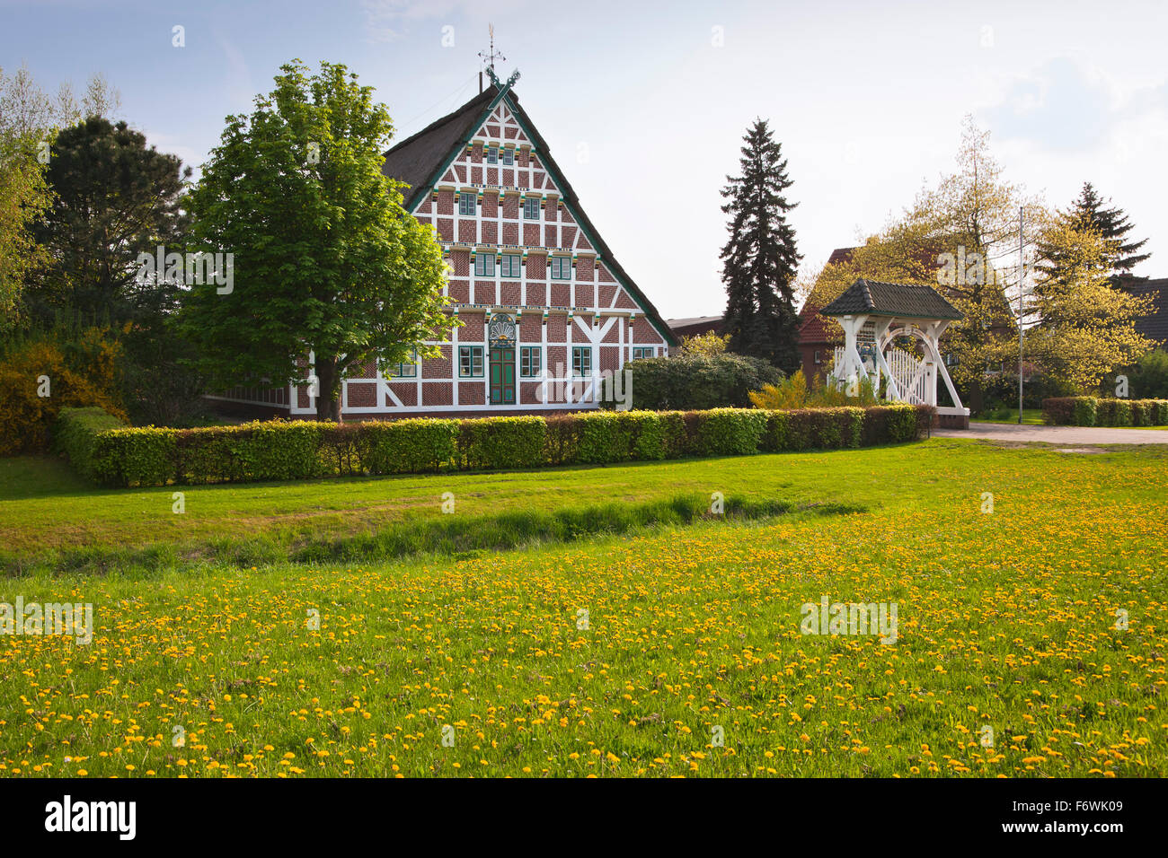Prunkpforte herrlichen Tor vor einem Fachwerkhaus mit Reetdach, in der Nähe von Neuenfelde, Altes Land, Niedersachsen, Stockfoto