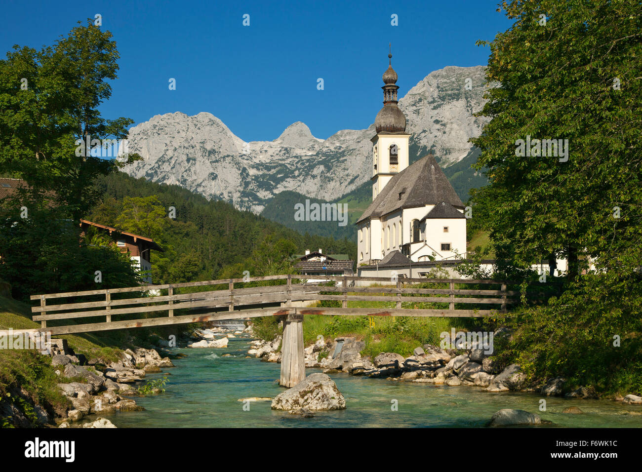 Ramsau Kirche, Blick auf die Reiteralpe, Berchtesgadener Land, Berchtesgadener Nationalpark, Oberbayern, Deutschland Stockfoto