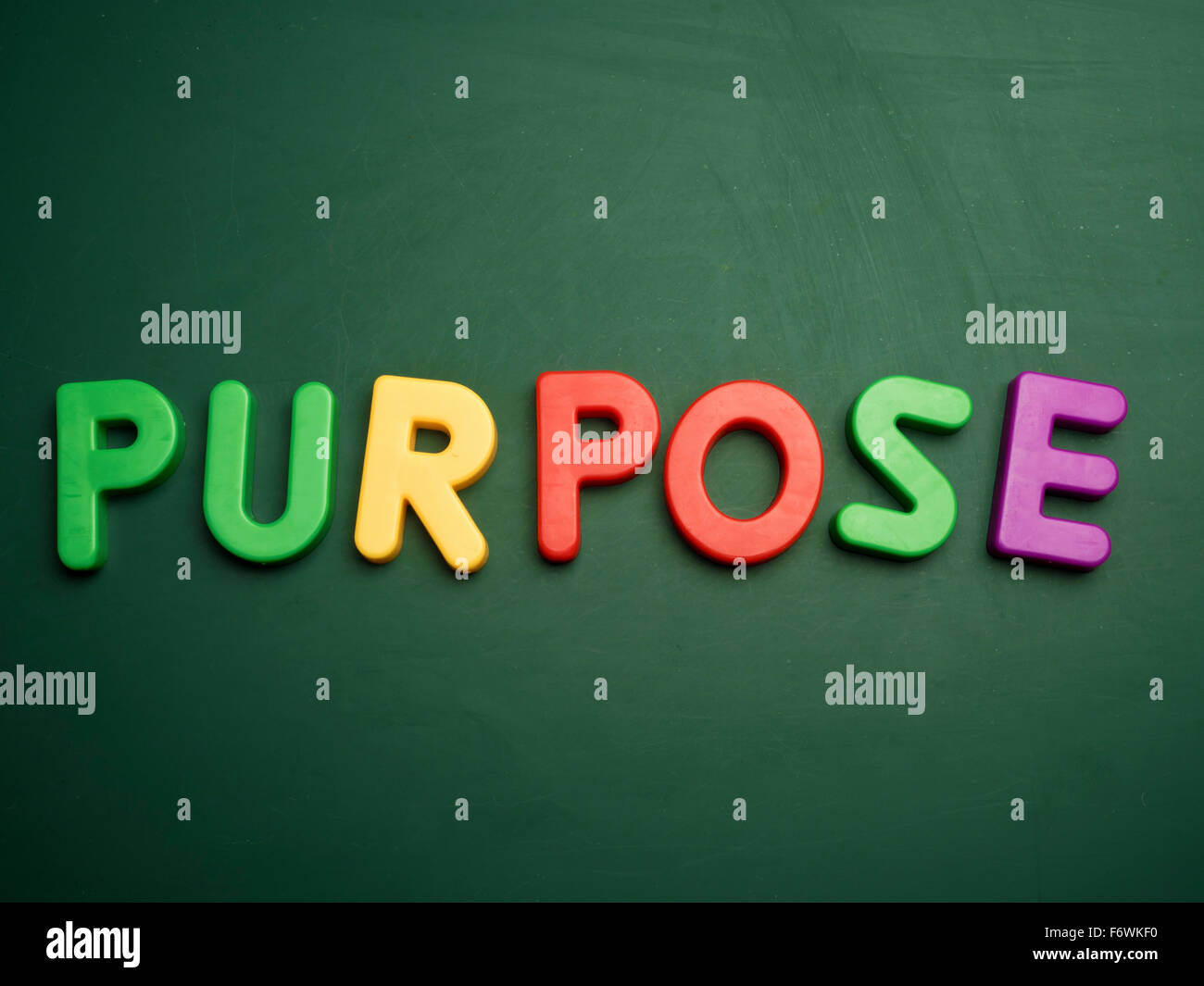 Zweck-Konzept in bunten Buchstaben isoliert auf leere Tafel Stockfoto