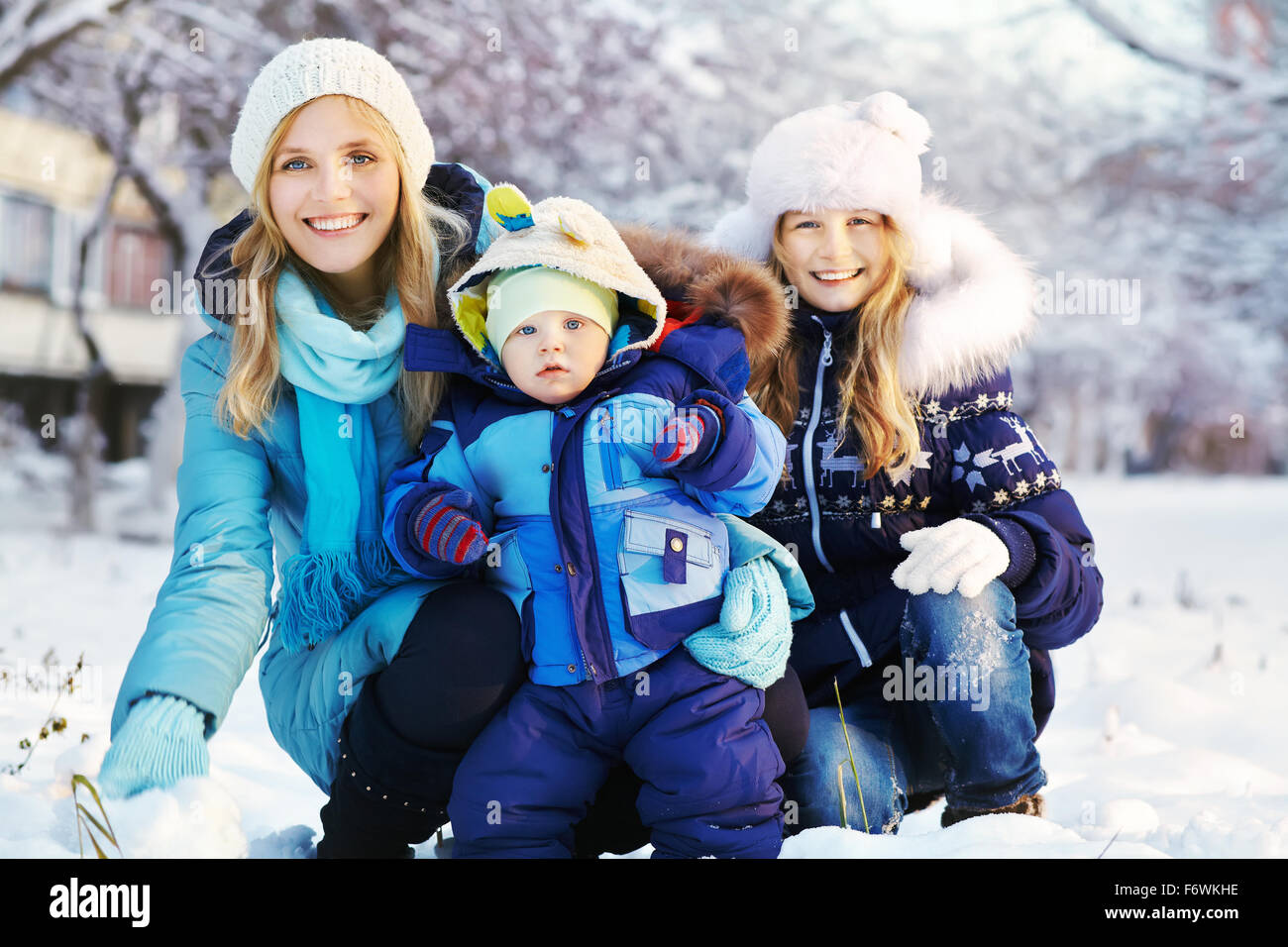 glückliche Mutter und Kinder im Winter park Stockfoto