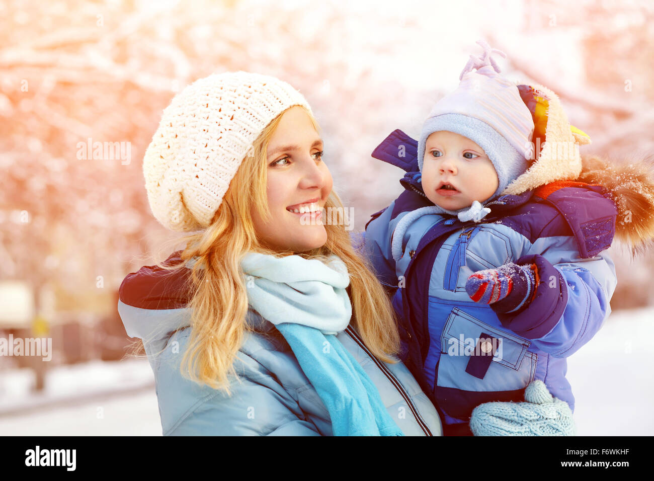 glückliche Mutter und Baby in Winter park Stockfoto