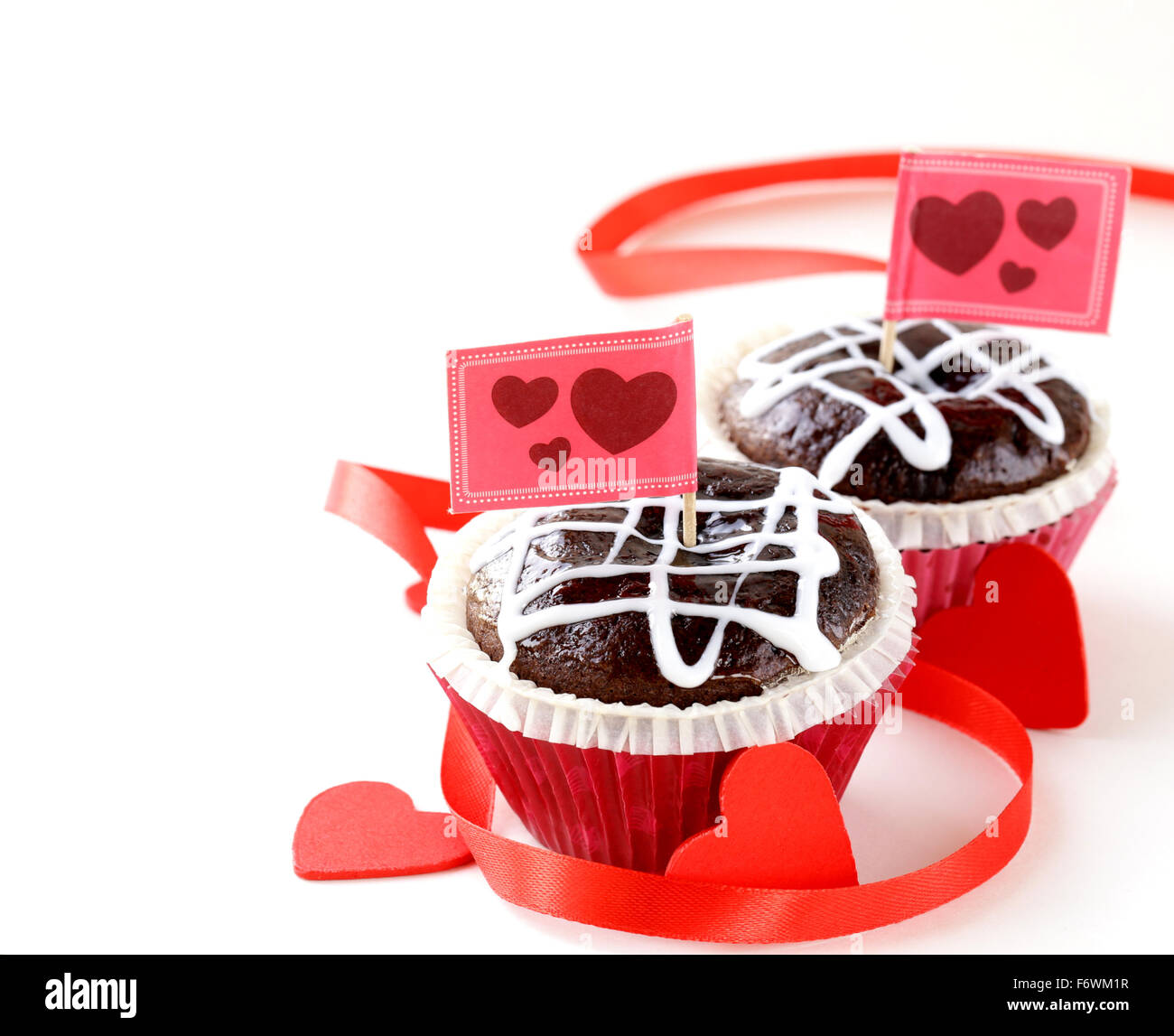 Festliche Kuchen zum Valentinstag, Schoko-Muffin mit roten Herzen Stockfoto