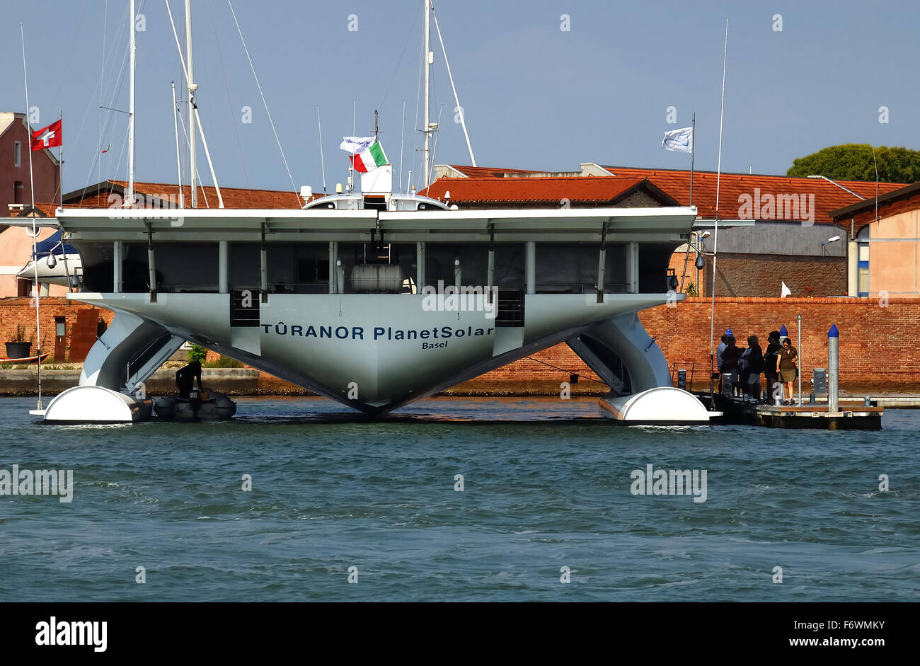 Die MS Tûranor PlanetSolar in die Lagune von Venedig. MS Tûranor PlanetSolar, bekannt unter dem Projektnamen PlanetSolar ist das grösste Solarboot der Welt. Das Schiff wurde von LOMOcean Design entworfen, gebaut von Knierim Yachtbau in Kiel, Deutschland, und am 31. März 2010 ins Leben gerufen. Im Mai 2012 wurde der erste solar electric Vehicle jemals um die Welt zu umrunden. Stockfoto