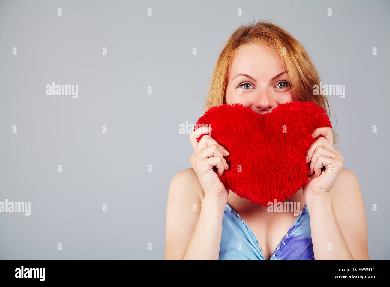 Frau wartet zum Valentinstag Stockfoto