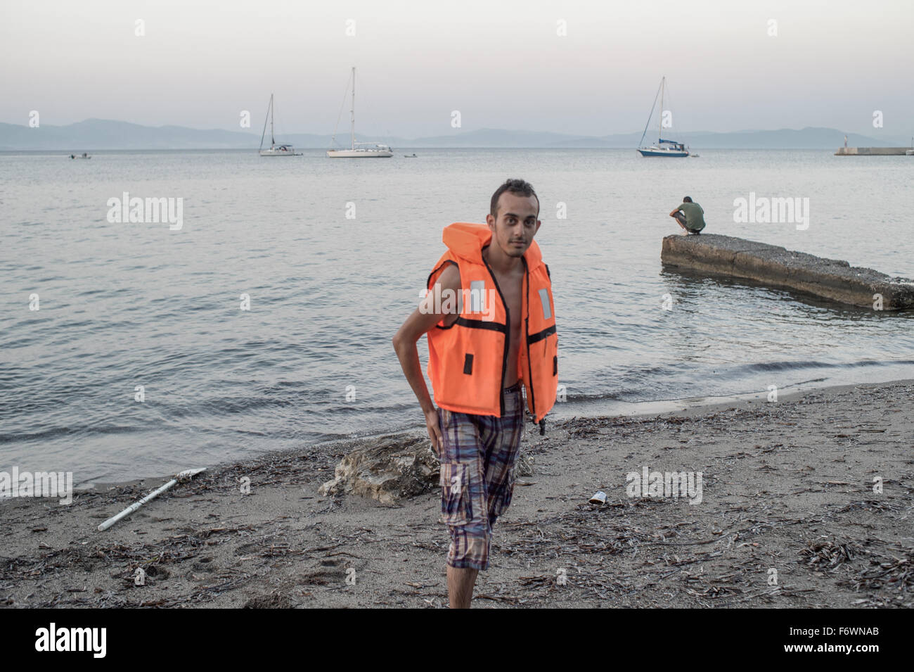 Syrischer Flüchtling Baden mit seiner Schwimmweste. Für mehr als eine Woche warten auf das Papier wurde er Sleeeping in der Straße Stockfoto