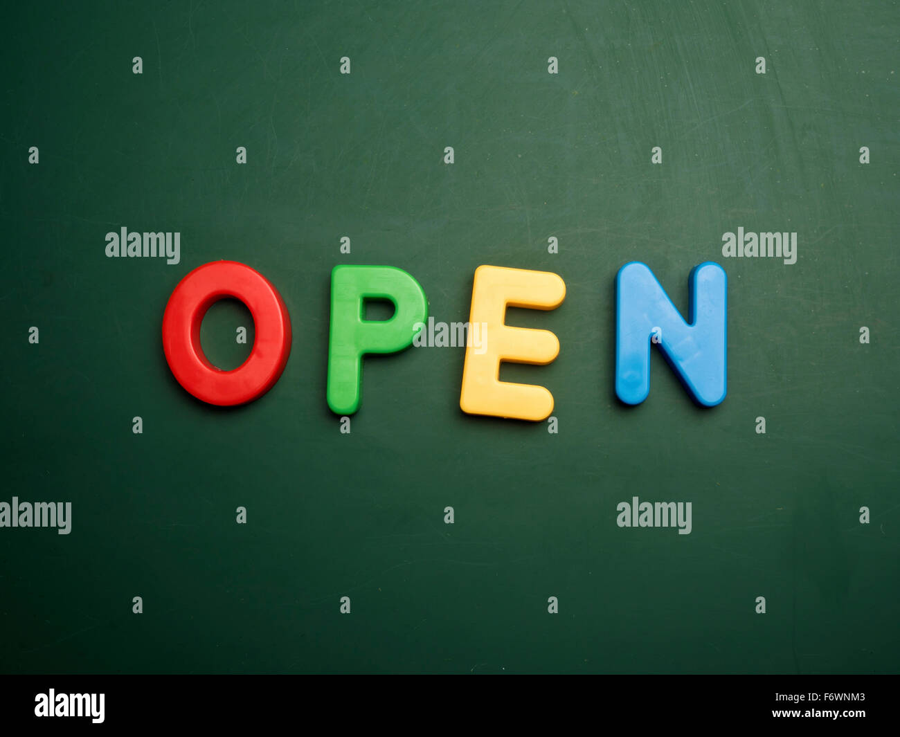Öffnen Sie Konzept in bunten Buchstaben isoliert auf leere Tafel Stockfoto