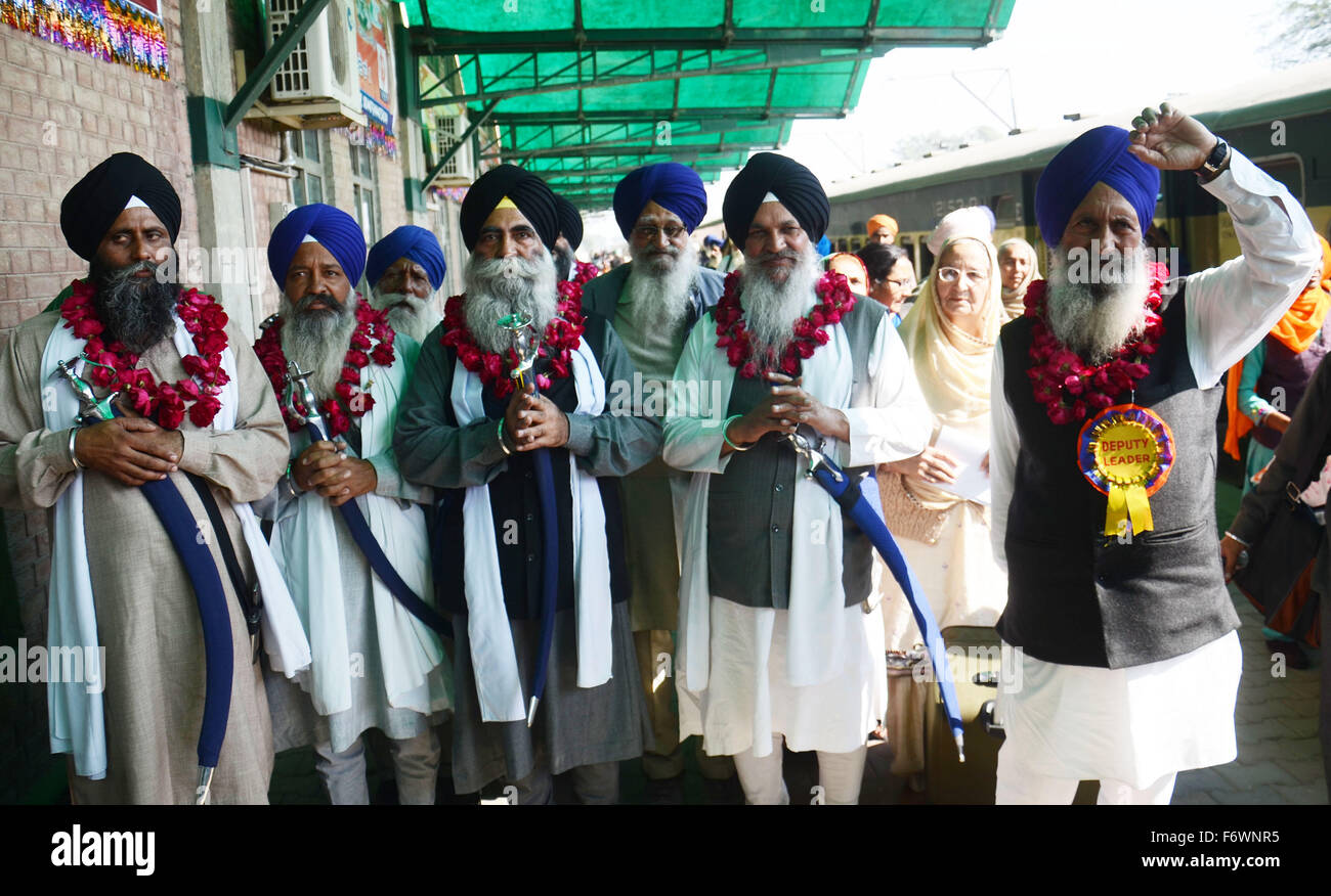 Lahore, Pakistan. 20. November 2015. Tausende von indischen Sikh-Pilger kamen durch einen Sonderzug zur Teilnahme dreitägigen Festival zum 547th Geburt Jubiläum ihres spirituellen Führers Baba Guru Nanak, der Gründer der Sikh-Religion, an Nankana Sahib, nahe Lahore in Pakistan. Bildnachweis: Rana Sajid Hussain/Pacific Press/Alamy Live-Nachrichten Stockfoto