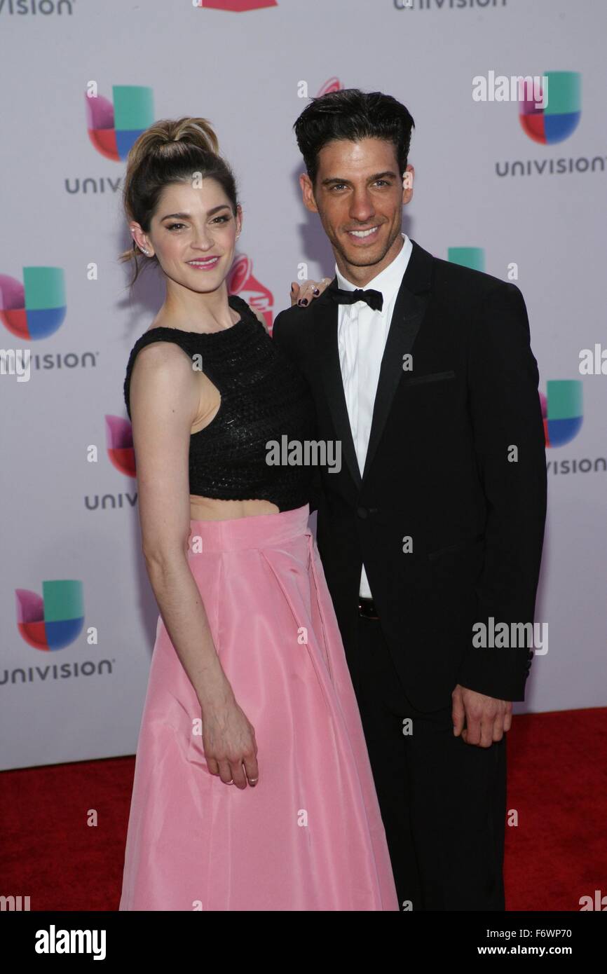 Irene Azuela, Erick Elias im Ankunftsbereich für 16. Annual Latin GRAMMY Awards - Ankünfte 3, MGM Grand Garden Arena, Las Vegas, NV 19. November 2015. Foto von: James Atoa/Everett Collection Stockfoto