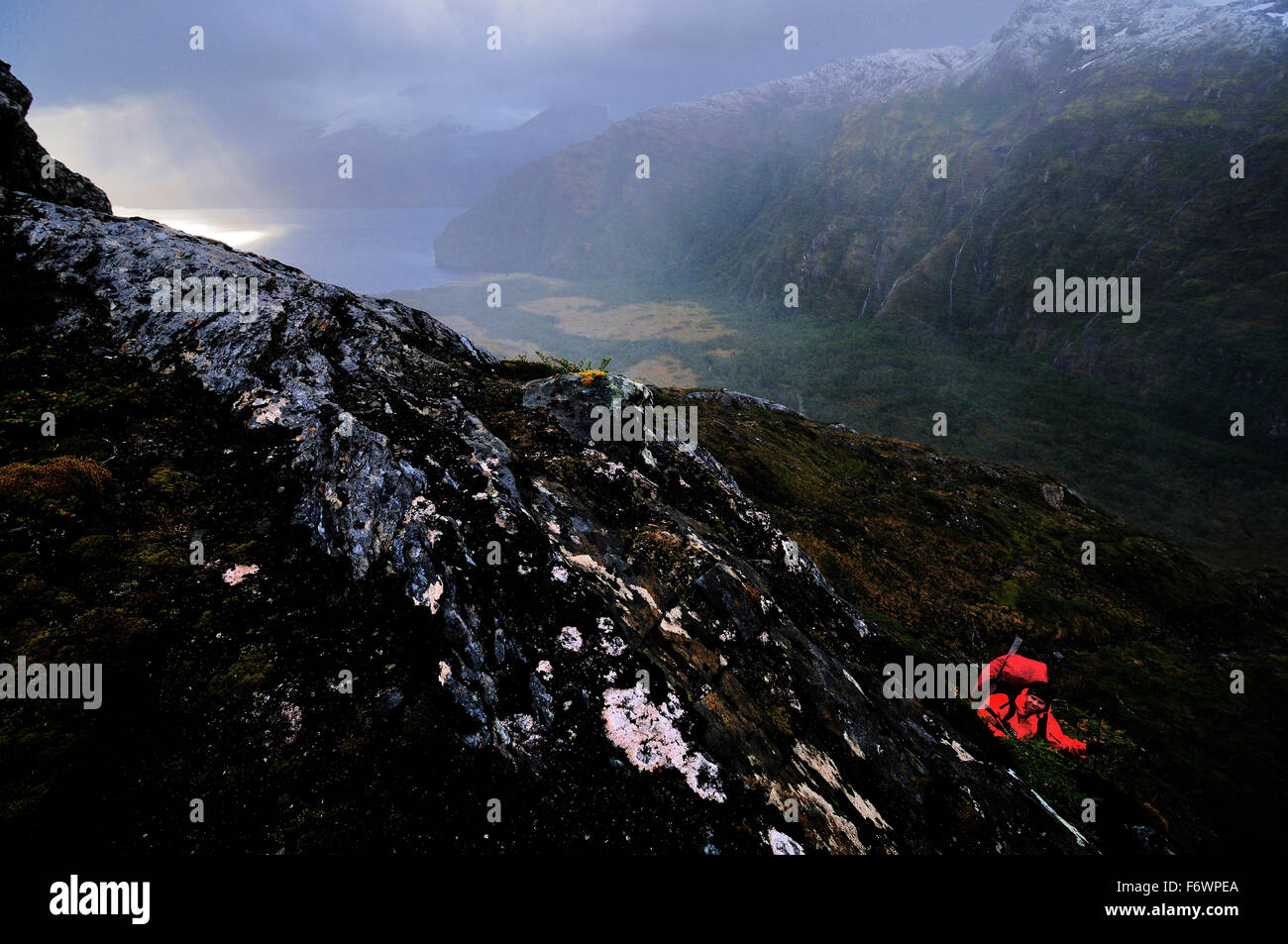 Bergsteiger, aufsteigend bis zum Basislager des Monte Sarmiento, Cordillera Darwin, Feuerland, Chile Stockfoto