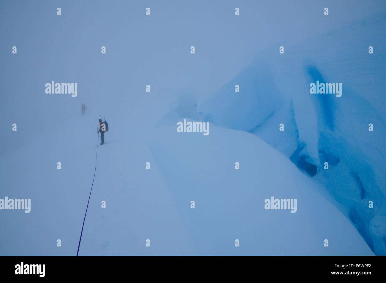 Zwei Bergsteiger in einem Whiteout auf einem Gletscher unterhalb Monte Sarmiento, Cordillera Darwin, Feuerland, Chile Stockfoto