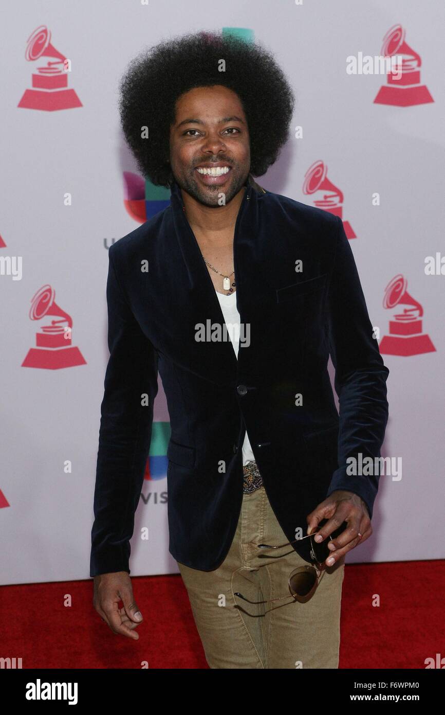 Las Vegas, NV, USA. 19. November 2015. Alex Cuba im Ankunftsbereich für 16. Annual Latin GRAMMY Awards - Ankünfte 3, MGM Grand Garden Arena, Las Vegas, NV 19. November 2015. Bildnachweis: James Atoa/Everett Collection/Alamy Live-Nachrichten Stockfoto