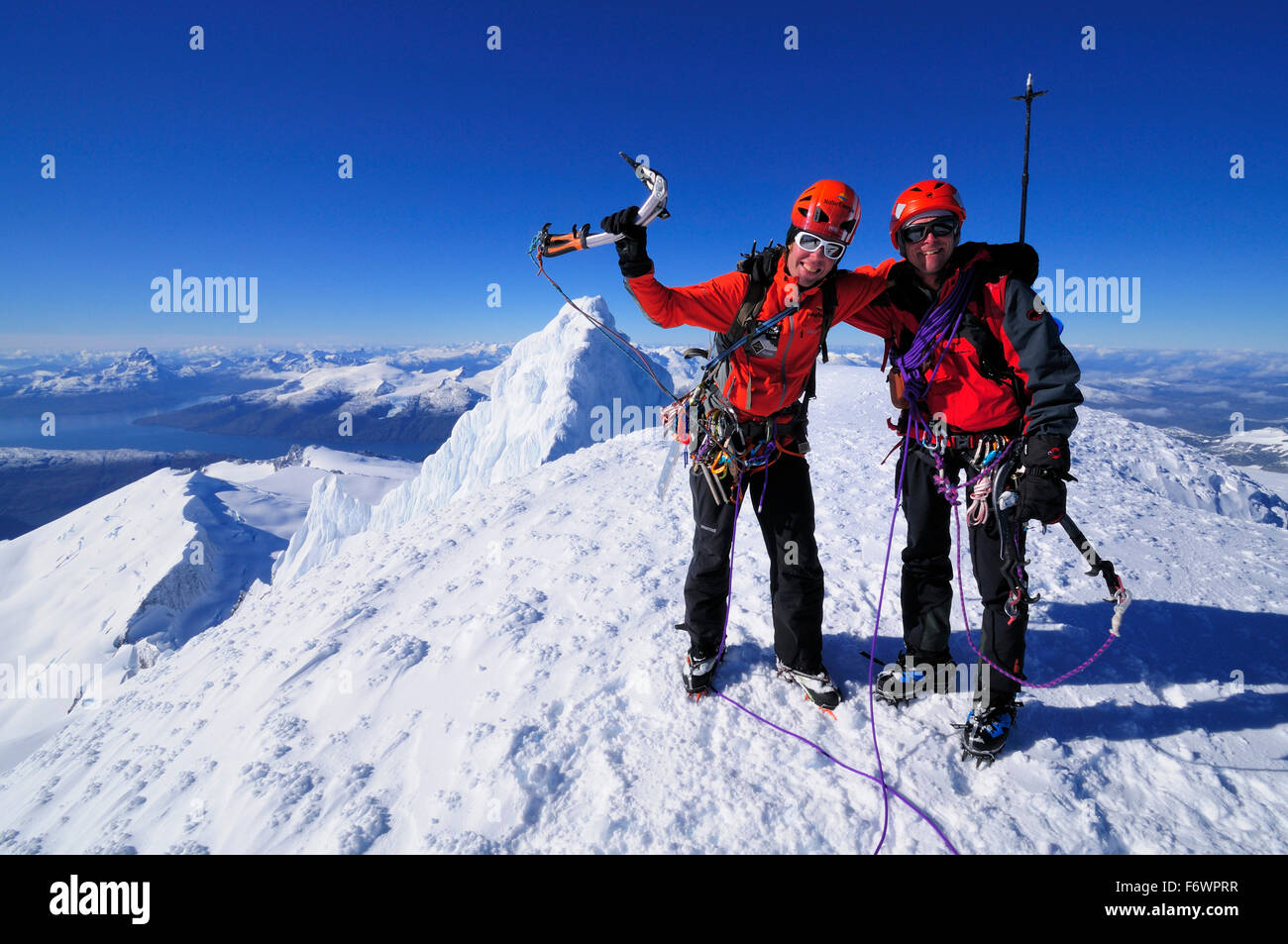 Zwei Bergsteiger auf dem Westgipfel des Monte Sarmiento, Cordillera Darwin, Feuerland, Chile Stockfoto