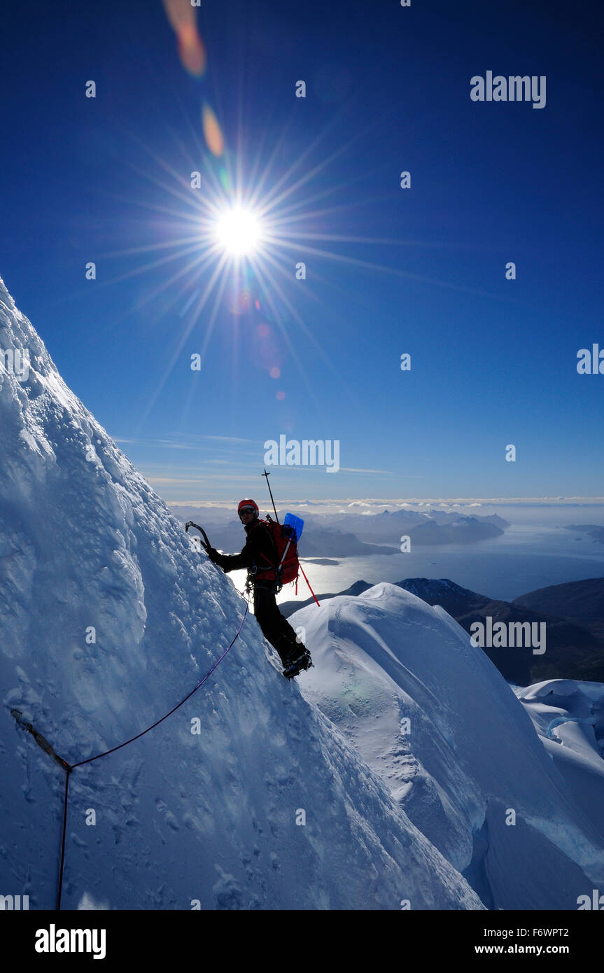 Bergsteiger, aufsteigend die Nordwand des Monte Sarmiento, Cordillera Darwin, Feuerland, Chile Stockfoto