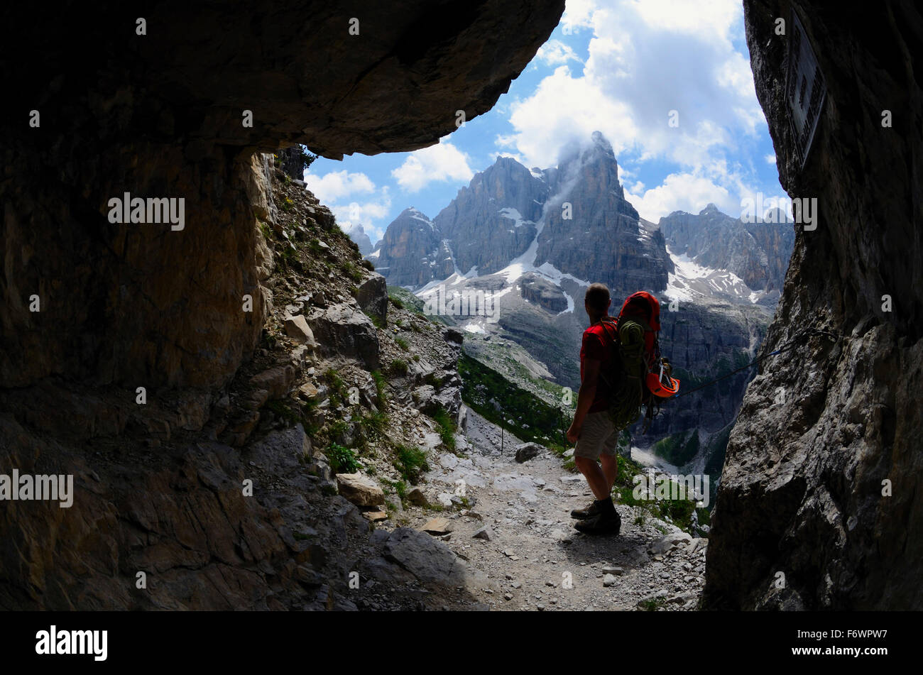 Bergsteiger zum Rifugio Brentei, Val Brentei, Brenta Dolomiten, Trentino, Italien Stockfoto