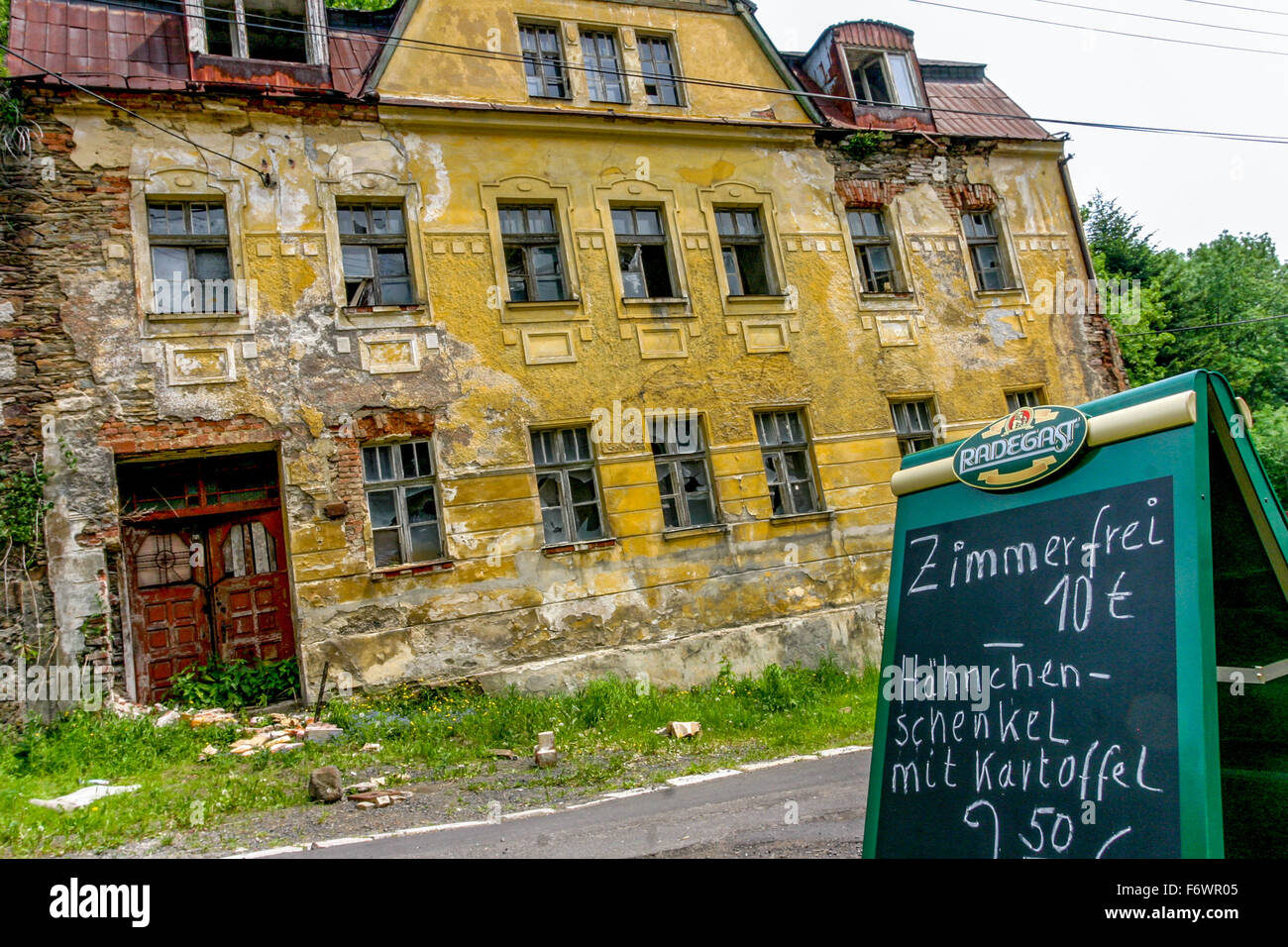 Ein verlassenes Haus, Jachymov Westböhmische Kurstadt, Tschechische Republik Europa zimmer frei Stockfoto