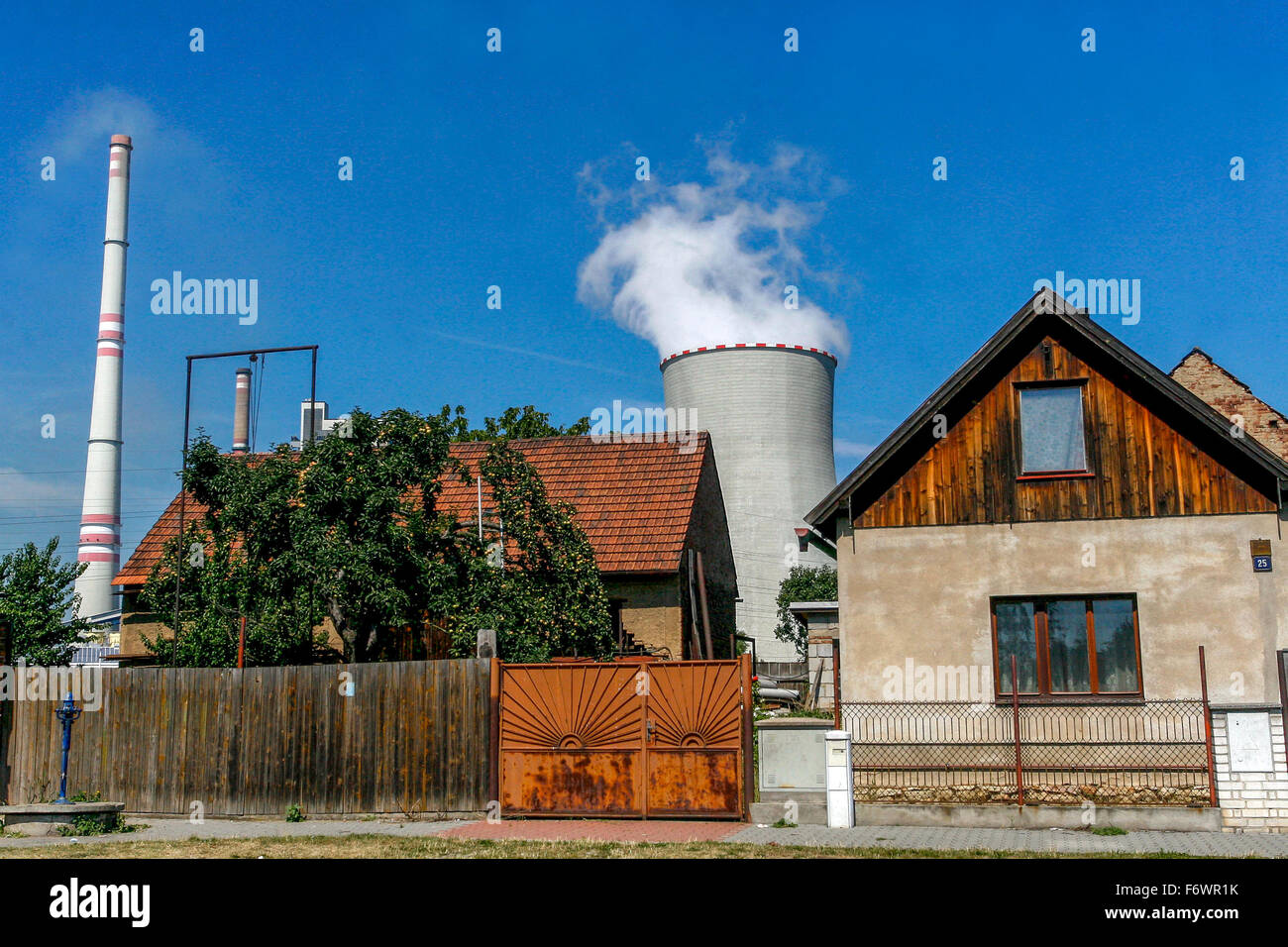 Ländliche Häuser im Kohlekraftwerk Thermal, Melnik, Mittelböhmen, Tschechische Republik Stockfoto