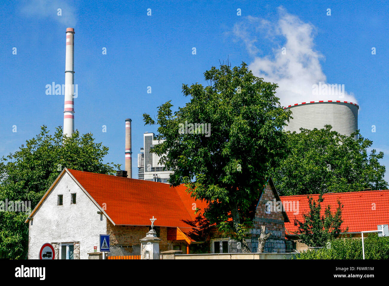 Ländliche Häuser in der Nähe Thermalkraftwerk Melnik Tschechische Republik Stockfoto