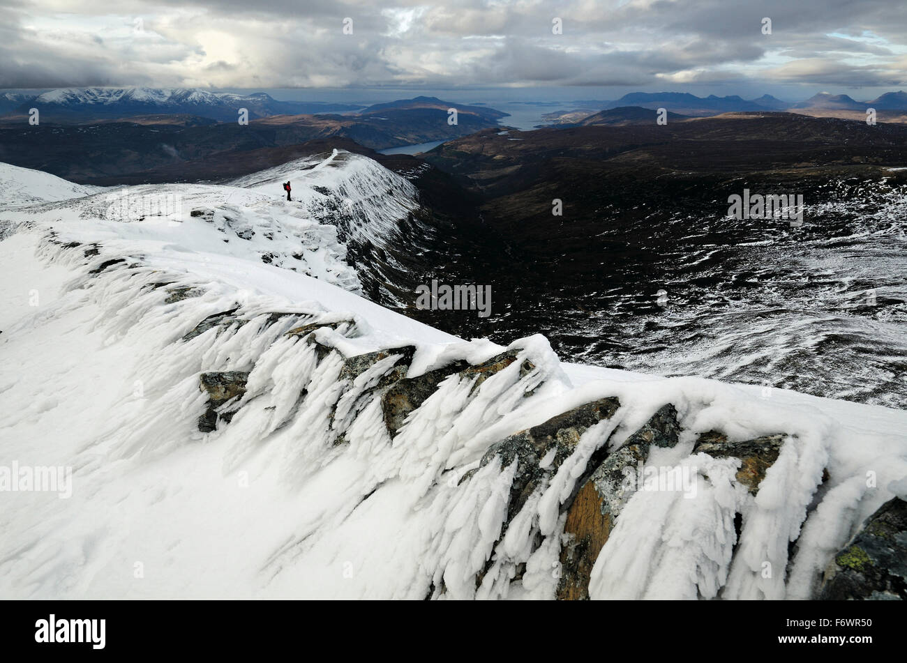 Wanderer, Abstieg im Schnee vom Berg Beinn Dearg, Highlands, Schottland, Großbritannien Stockfoto