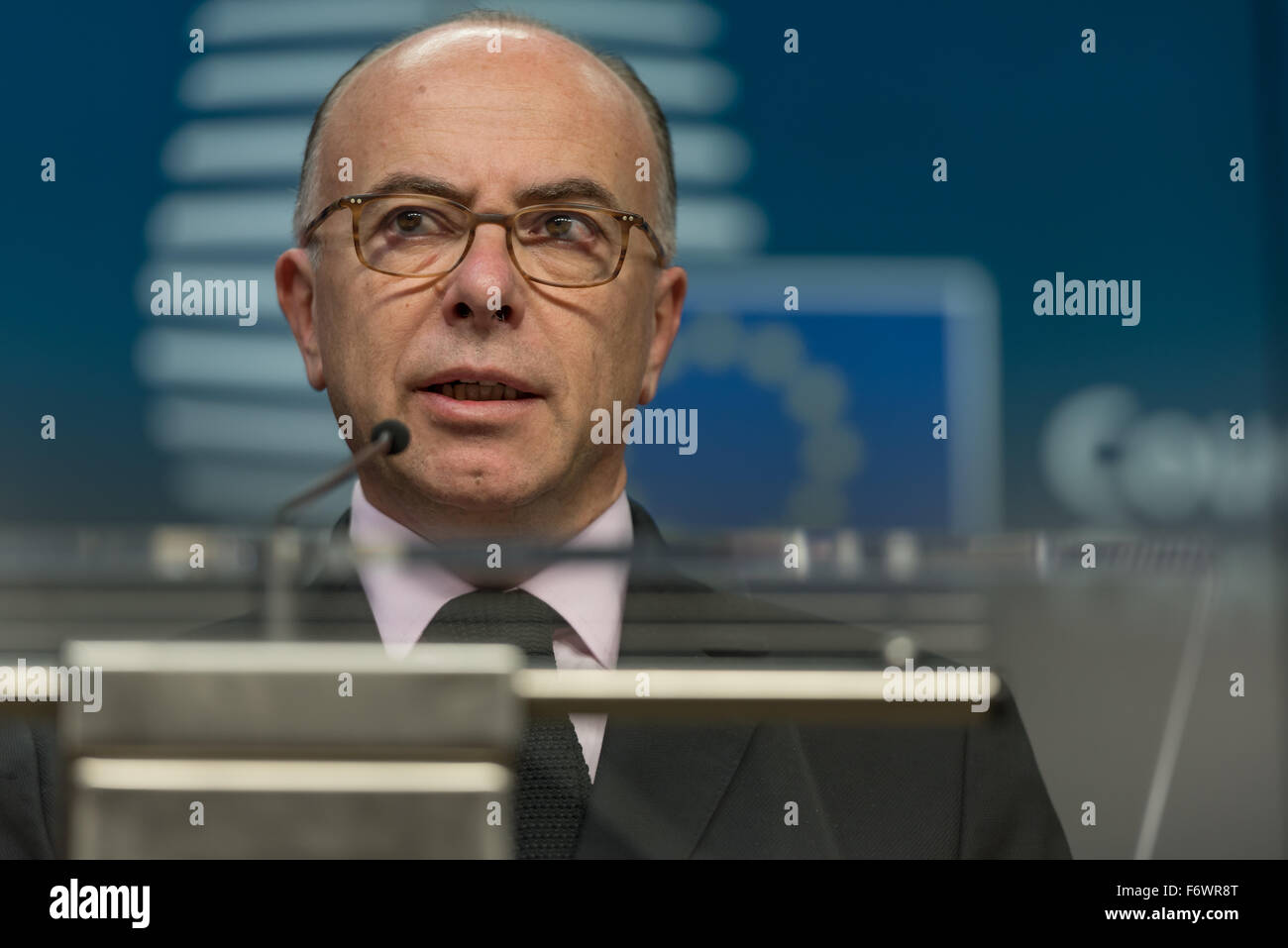 Brüssel, Belgien. 20. November 2015. Französische Innenminister Bernard Cazeneuve Adresse eine Pressekonferenz am Ende eine außerordentliche Rat für Justiz und Inneres nach den Terroranschlägen in Paris. © Jonathan Raa/Pacific Press/Alamy Live-Nachrichten Stockfoto