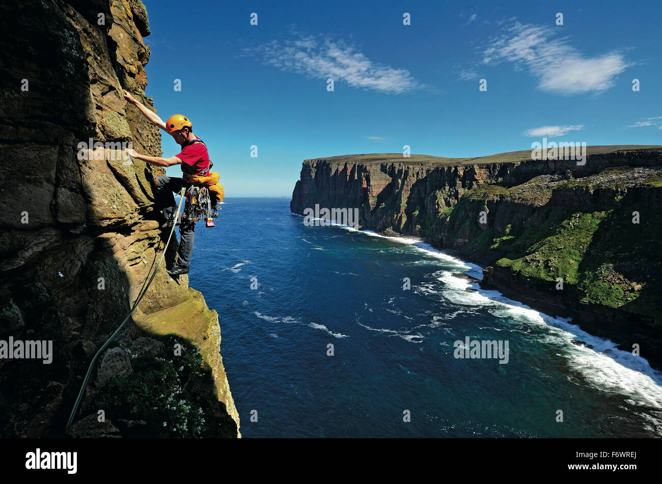 Kletterer aufsteigender Old Man of Hoy, Hoy, Orkney Inseln, Schottland, Großbritannien Stockfoto