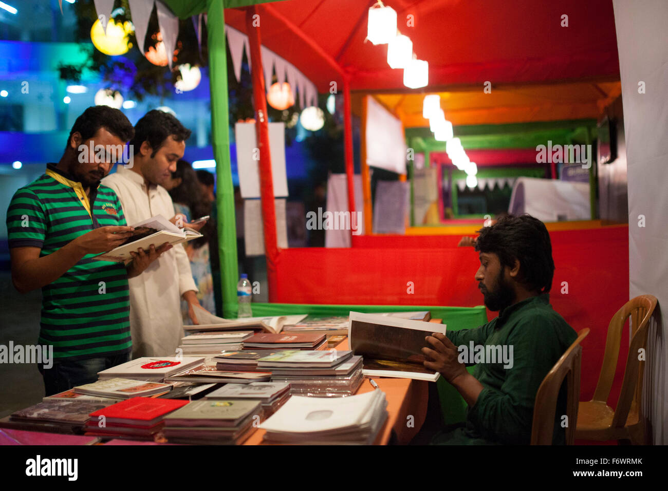 Dhaka, Bangladesch. 20. November 2015. Dhaka Literaturfestival oder Dhaka Lit Festival herausragende internationale literarische Konklave des Landes, hat an der Bangla Akademie auf dem Campus der Universität von Dhaka in Dhaka am 20. November 2015 begonnen. Dhaka beleuchtet Fest ist eine unschätzbare Gelegenheit für die Menschen zu sammeln, hören, sprechen, zu schätzen und zu diskutieren. Es ist ein Willkommen Zeichen der Wiederbelebung in Bangladesch Schriftkultur, wie es im Vertrauen wächst, energischer mit anderen Kulturen über unsere eigenen Grenzen hinaus zu engagieren. Bildnachweis: Zakir Hossain Chowdhury Zakir/Alamy Live-Nachrichten Stockfoto