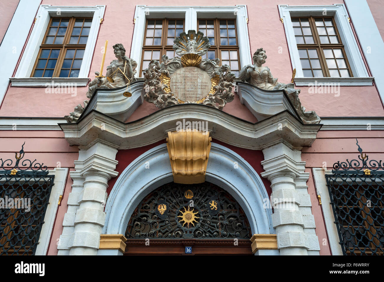 Barocke Eingangsportal, ehemalige Börse Skulpturen 1706, der Gerechtigkeit und der Göttin der Weisheit, jetzt Hotel, Untermarkt Stockfoto