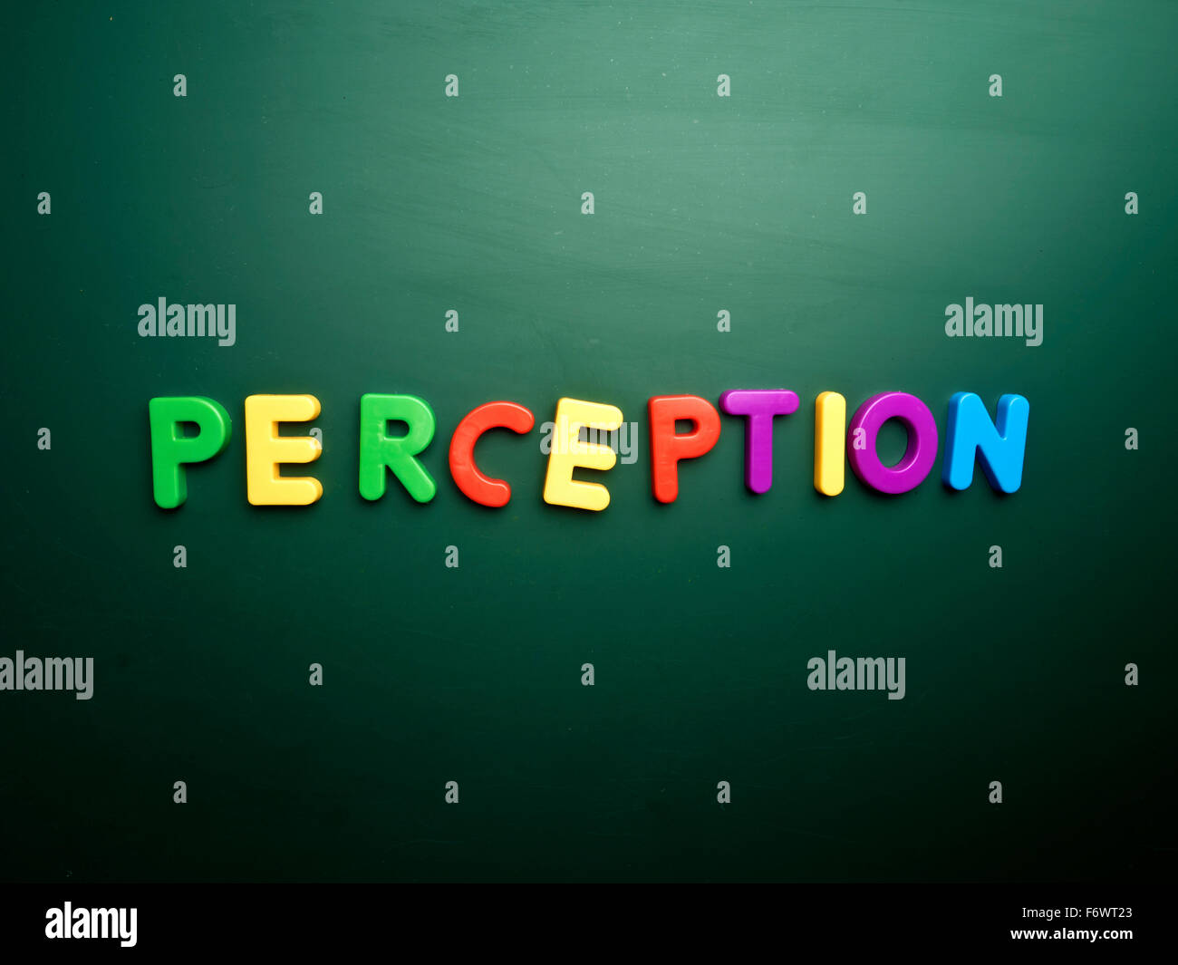 Wahrnehmung-Konzept in bunten Buchstaben isoliert auf leere Tafel Stockfoto