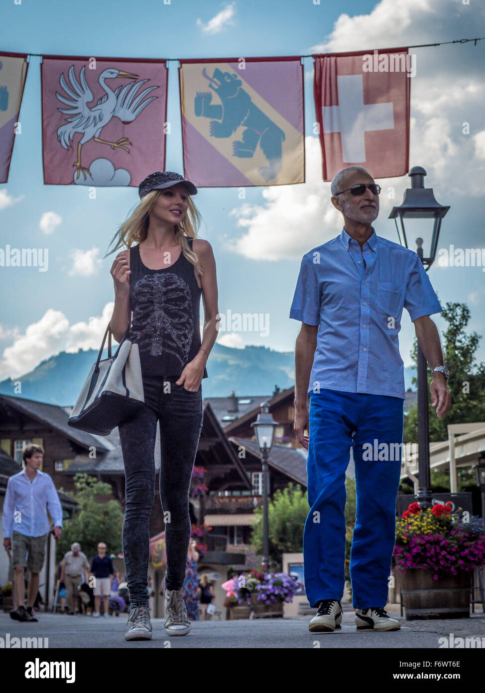 Touristen flanieren durch Dorf, Gstaad, Kanton Bern, Schweiz Stockfoto