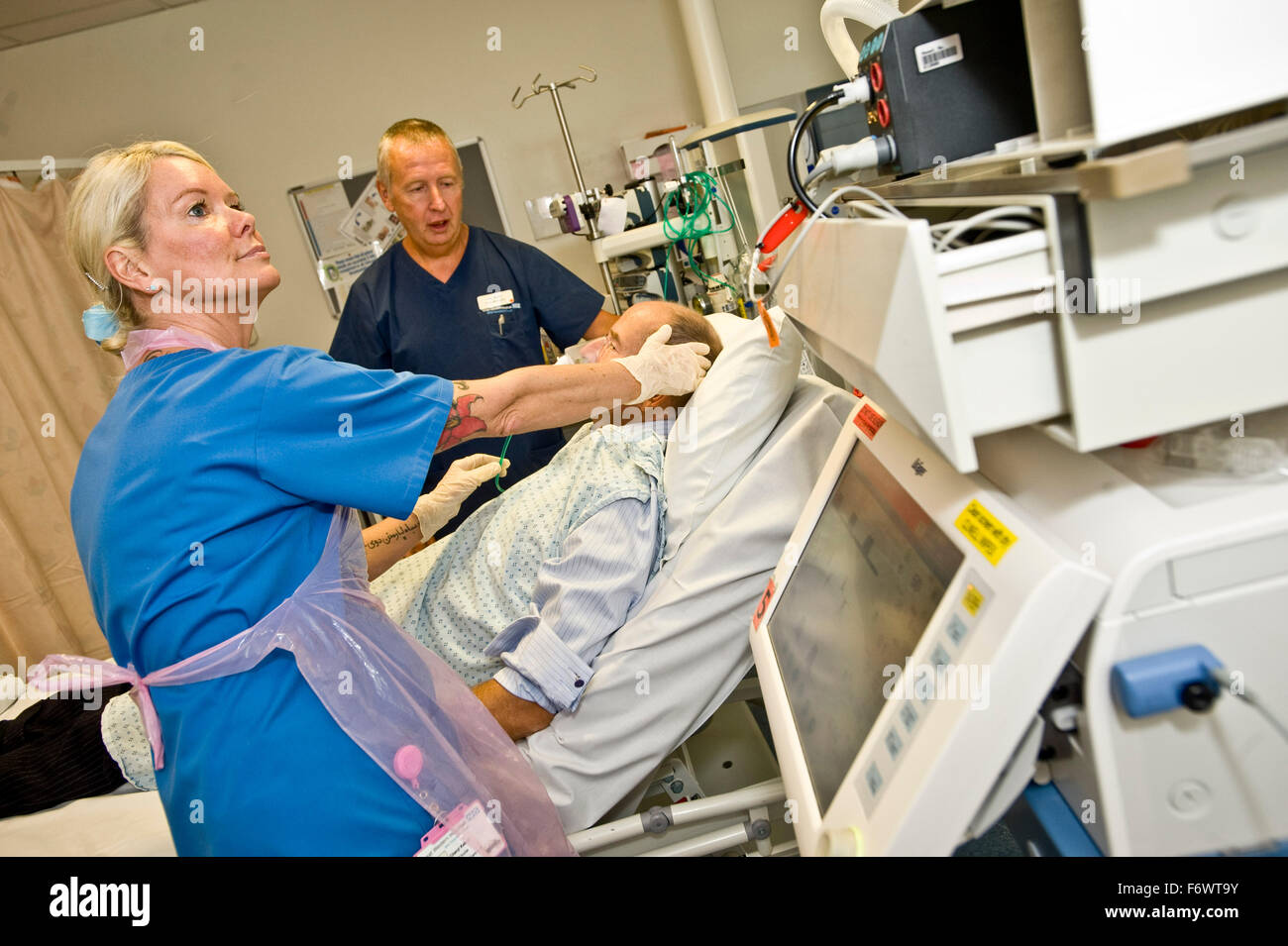 RAF-Reservist / icu nurse Cheryl Kelser bei abgebildet auf ICU Einheit Great Western Hospital Swindon Stockfoto