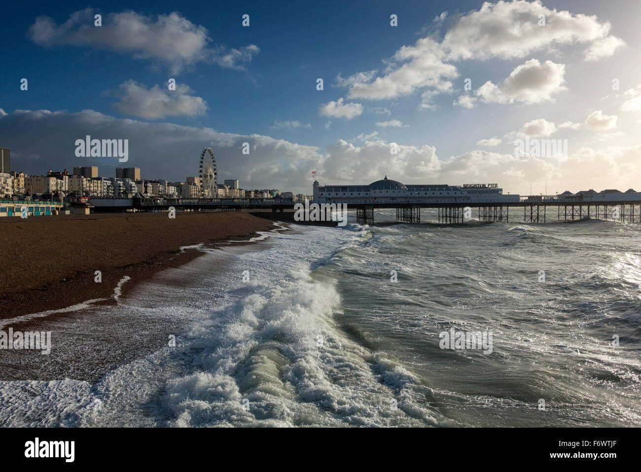 Stürmischen Zeiten: Brighton Pier, Sussex Stockfoto