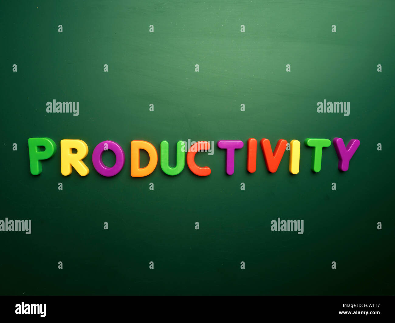Produktivität-Konzept in bunten Buchstaben isoliert auf leere Tafel Stockfoto