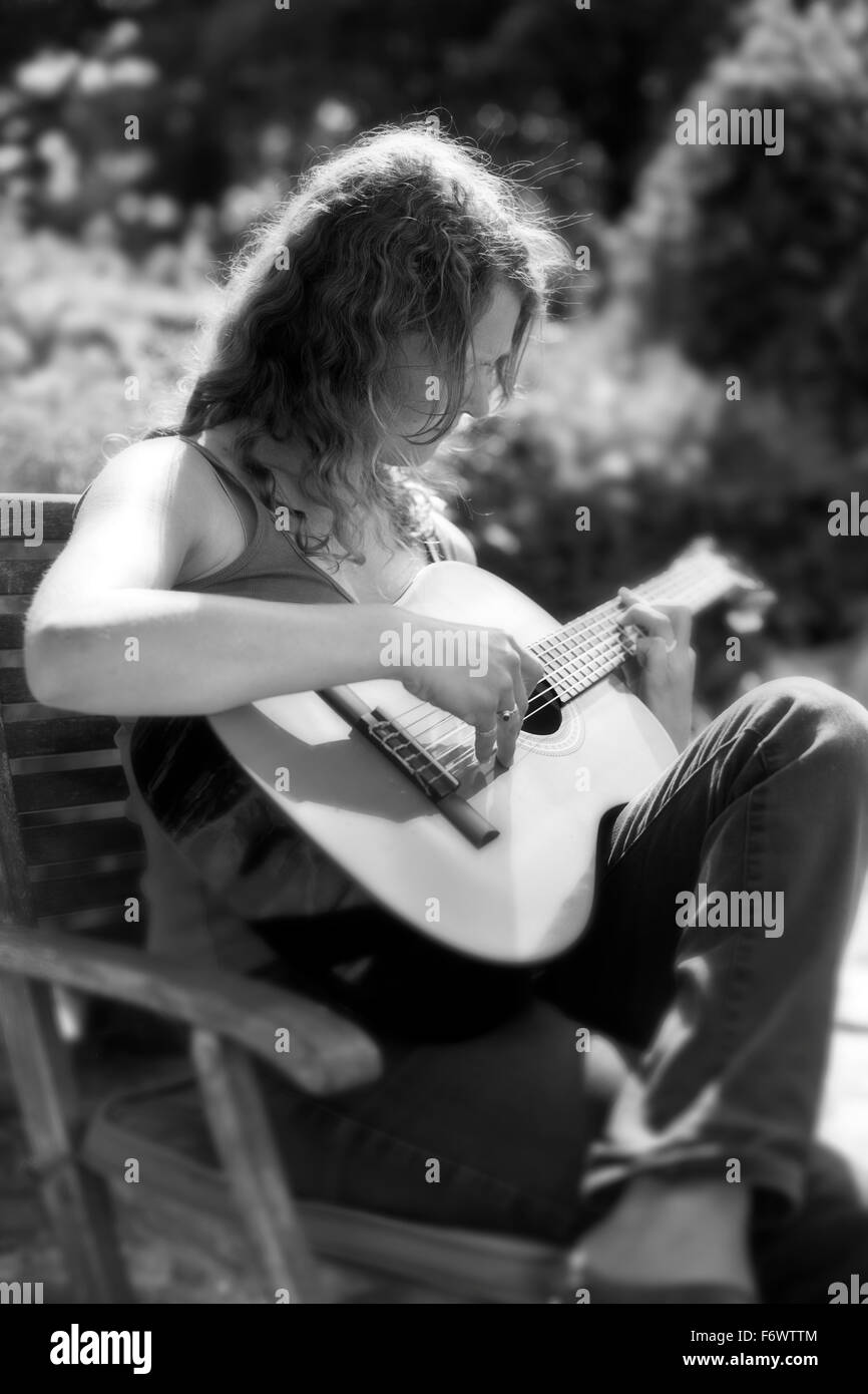 Ein junges Mädchen, Gitarre zu spielen, im Sommer Stockfoto