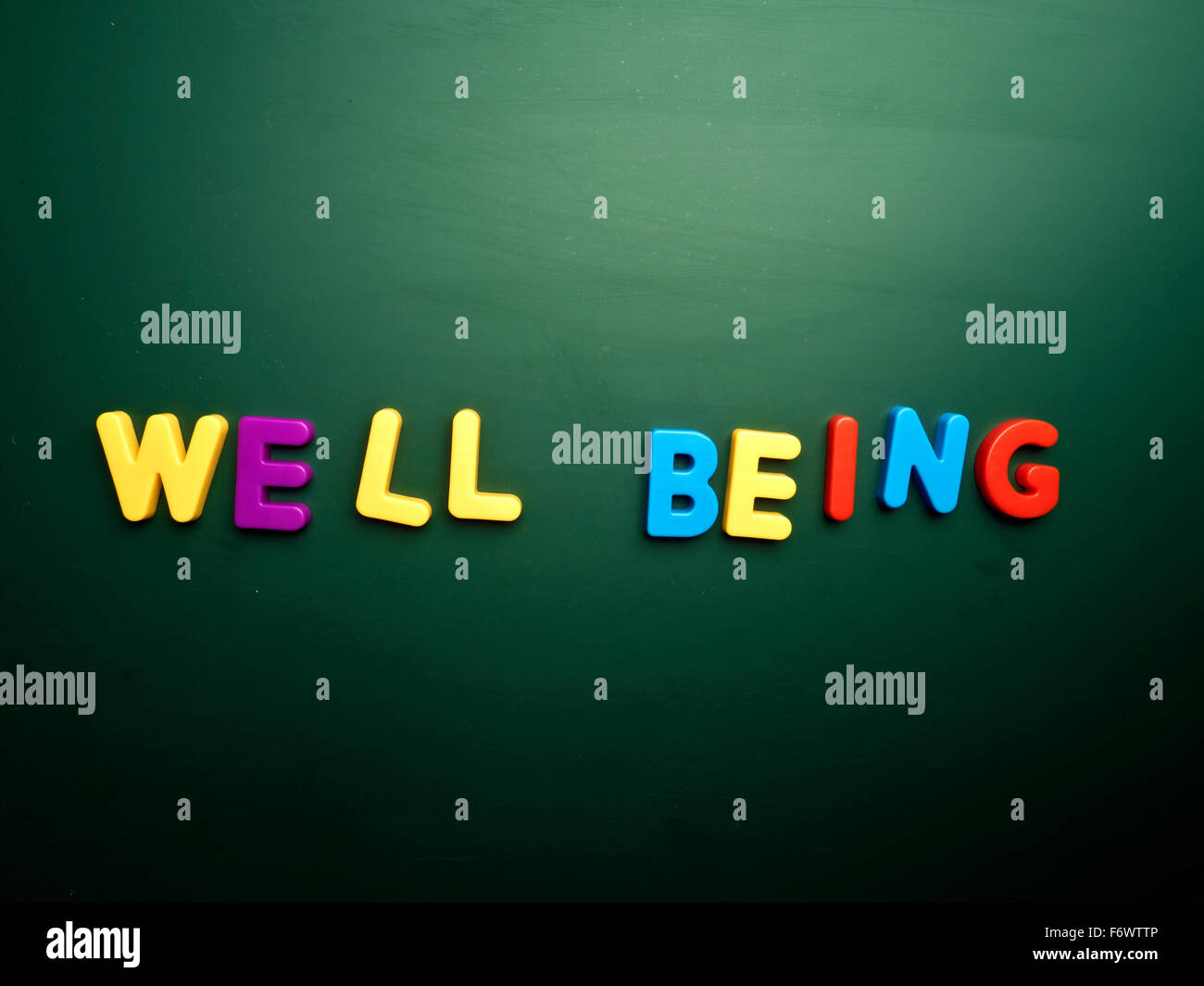 Wellness Konzept in bunten Buchstaben isoliert auf leere Tafel Stockfoto