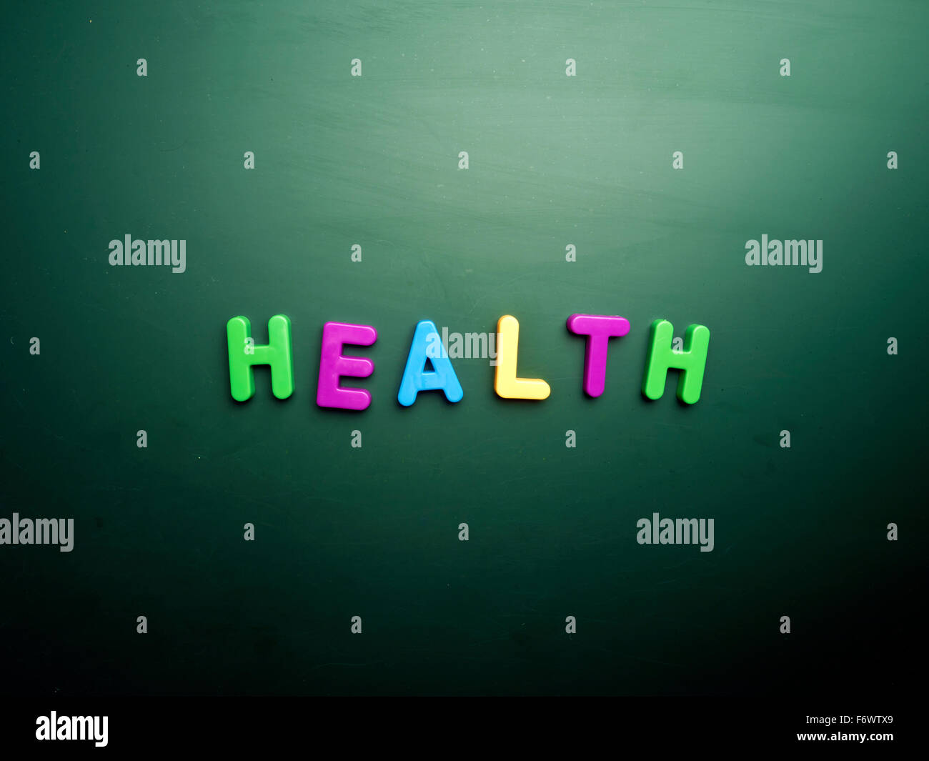 Gesundheitskonzept in bunten Buchstaben isoliert auf leere Tafel Stockfoto