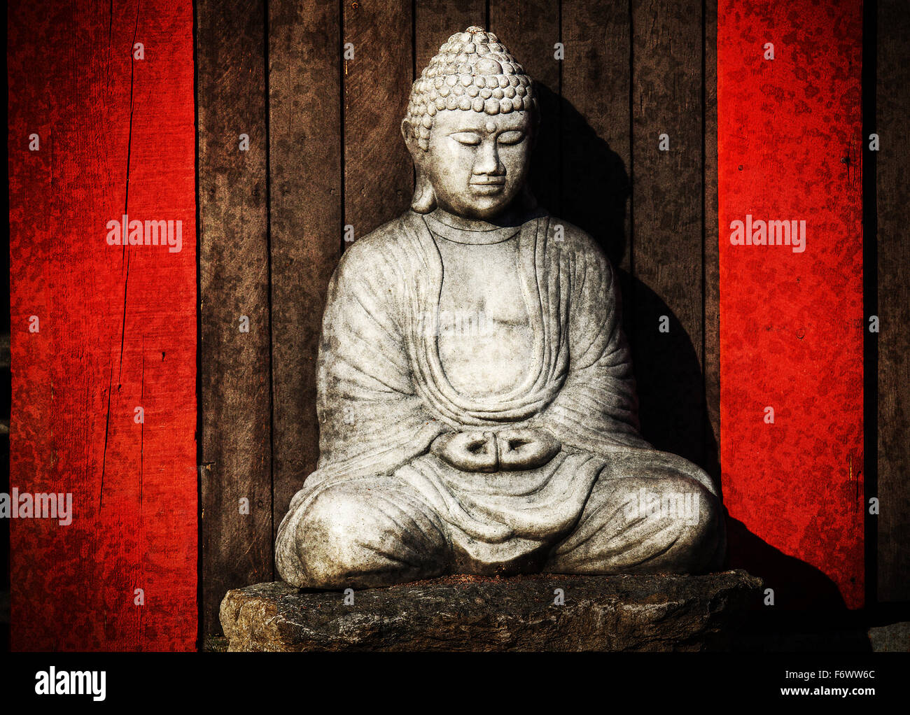 Dramatische Vintage Grunge-Buddha-Statue, körnige Textur und Vignettierung Effekte Stockfoto