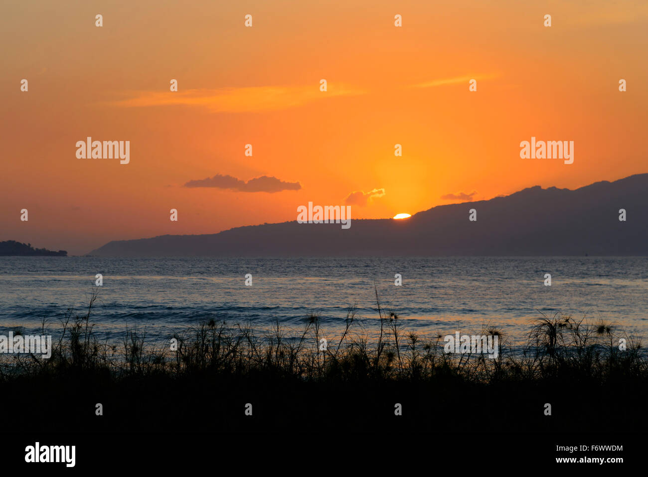 Sonnenuntergang auf Alor, Indonesien, Alor Archipel, Indonesien, Sawu Meer, Pantarstrait, Indischer Ozean Stockfoto