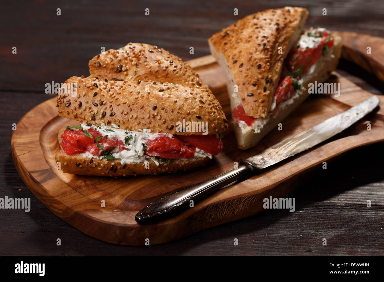 Sandwich von Vollkornbrot mit Lachs, mild cremiger Käse und Kräutern Stockfoto