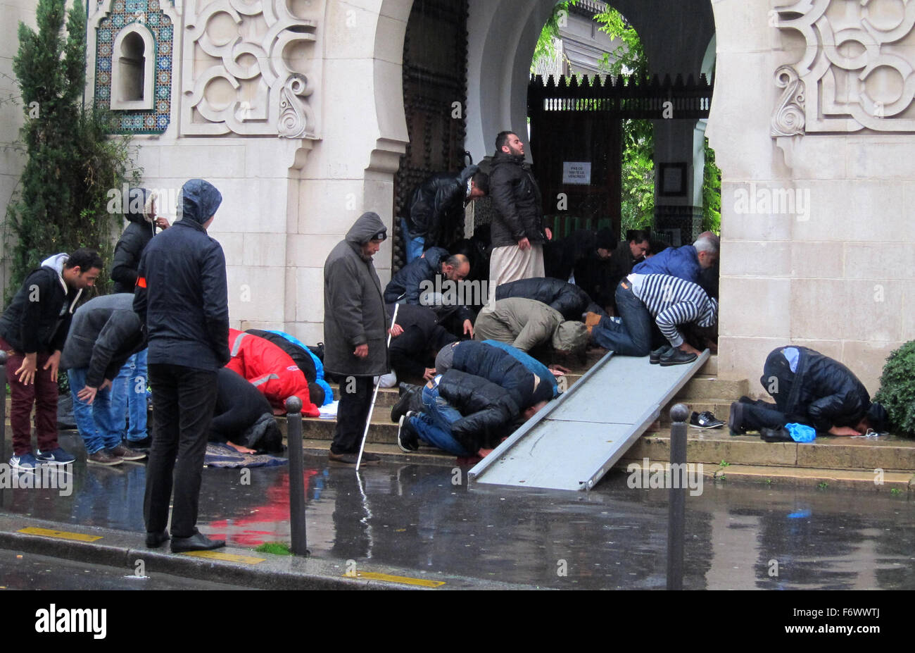 Paris, Frankreich. 20. November 2015. Gläubigen Knien an die große Moschee von Paris während der Freitag Gebete in Paris, Frankreich, 20. November 2015. Foto: Martina Herzog/Dpa/Alamy Live News Stockfoto