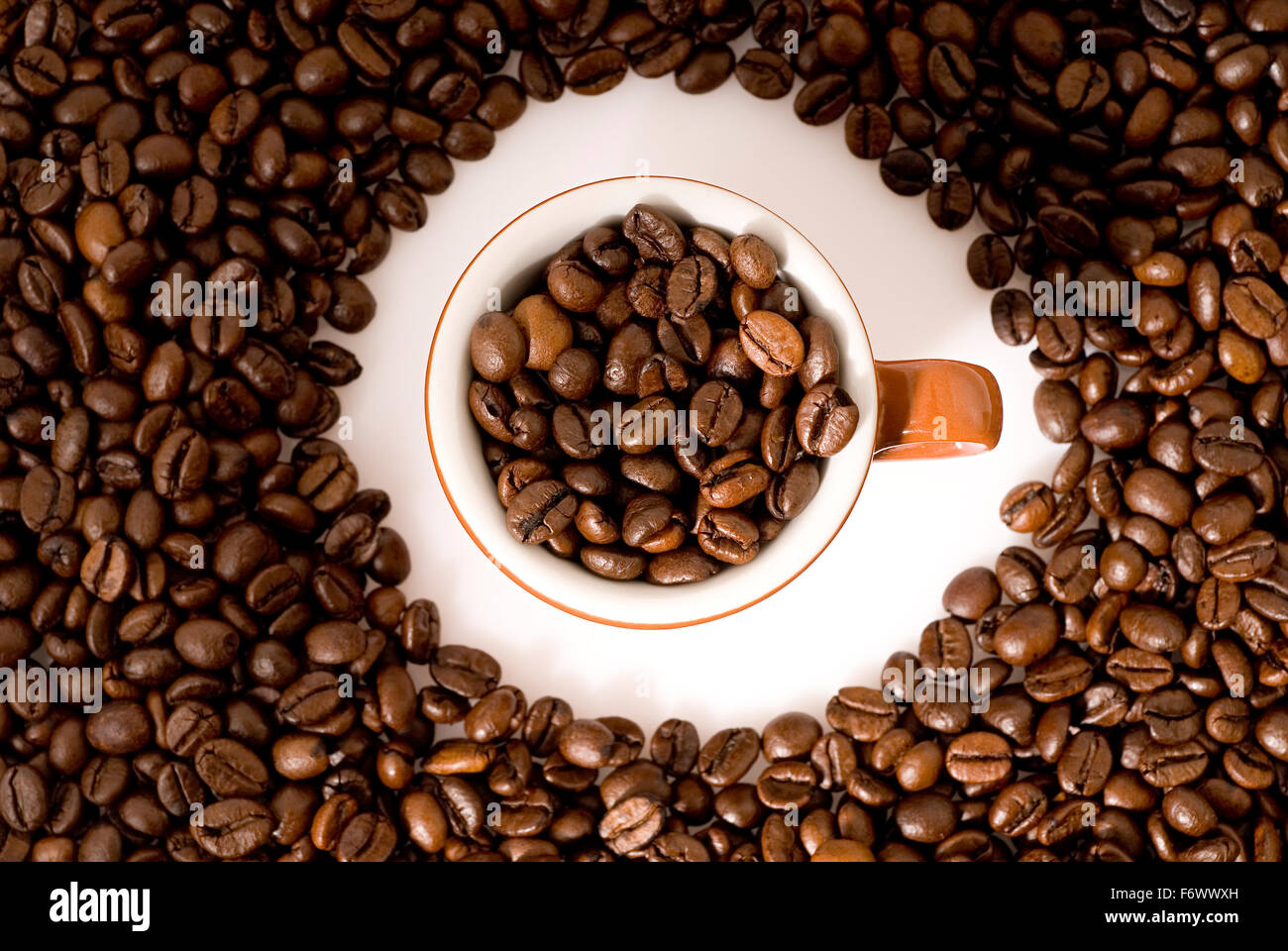 Espressotasse mit Kaffeebohnen gefüllt Stockfoto