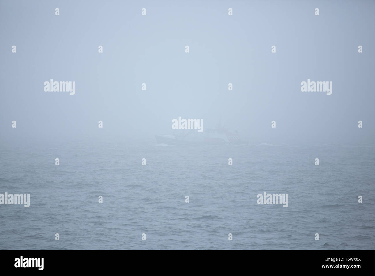 Ein fischender Trawler arbeiten auf hoher See Stockfoto