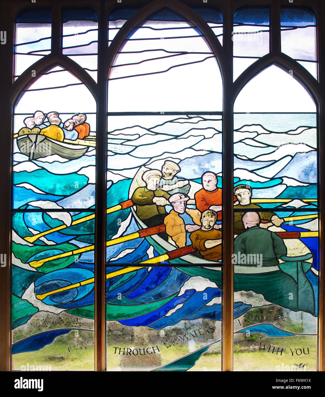 Die neue Glasfenster (2015) in Extrameldung Kirche auf Extrameldung Insel, Isles of Scilly, Großbritannien gemachten Oriel Hicks Stockfoto