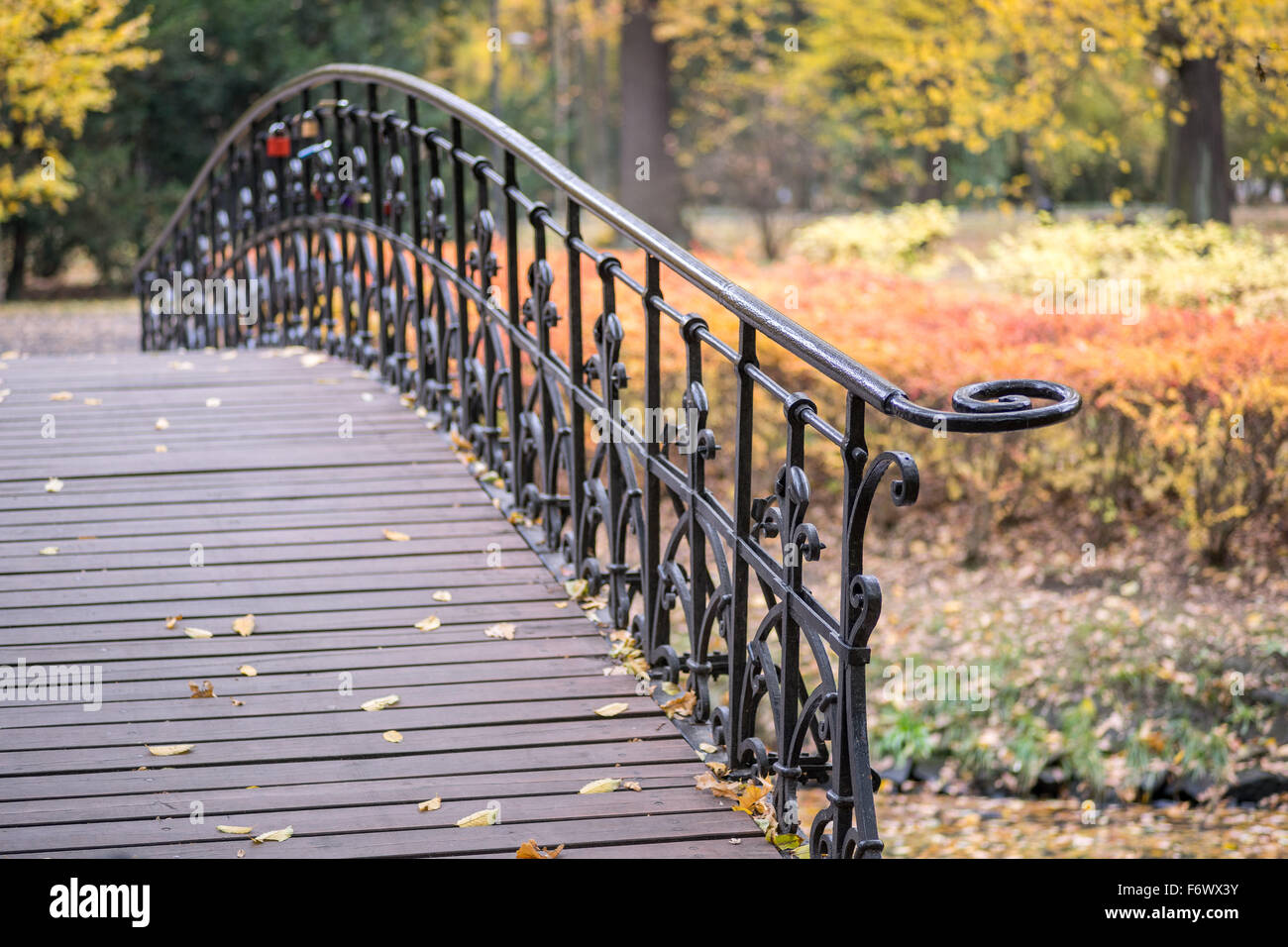 Alte Eisen-Geländer mit bunten Herbst Hintergrund Stockfoto