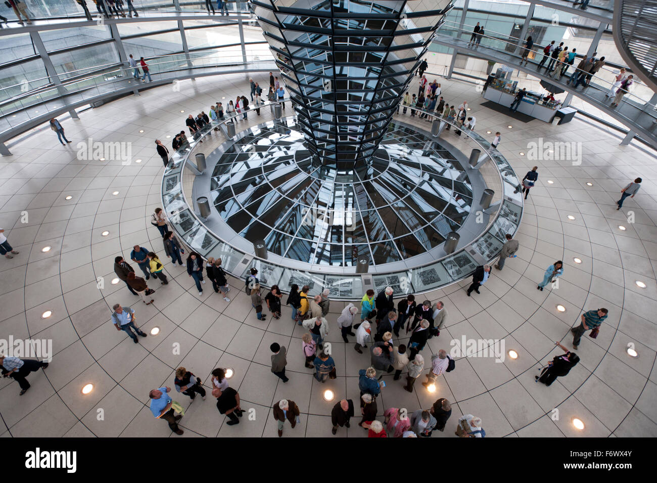 Bundestag, Reichstagskuppel mit Touristen, Parlament Berlin, Deutschland, Europa Stockfoto