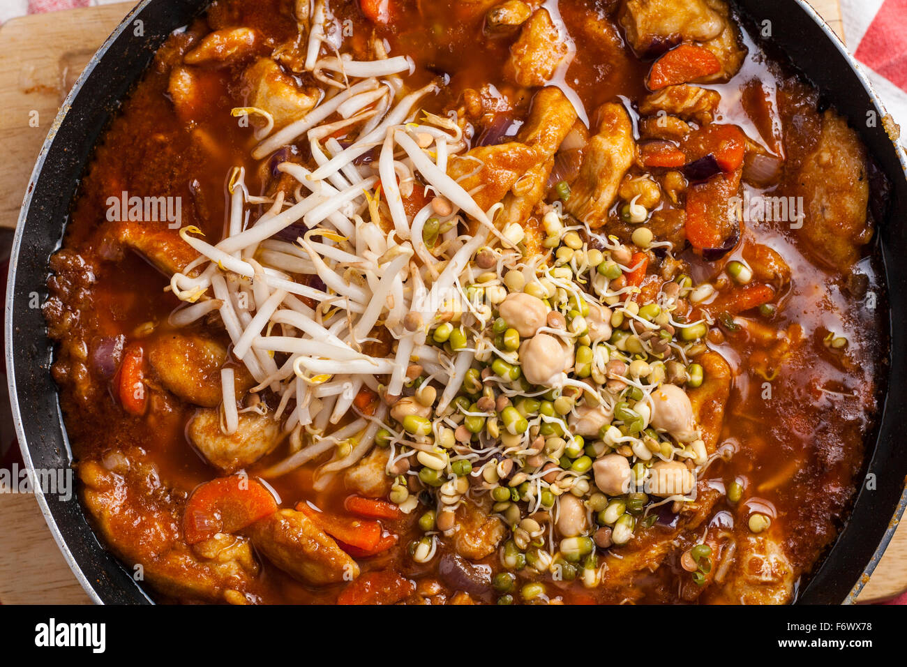 Szechuan Huhn gekocht in Pfanne mit Zusatz von Sprossen Stockfoto