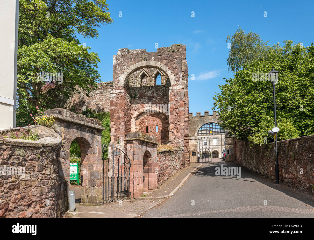 Eingang zum Schloss Rougemount, Exeter, Devon, England, Großbritannien Stockfoto