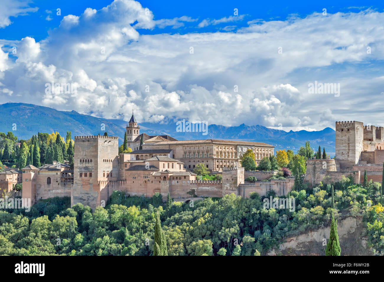 GRANADA ANDALUSIEN SPANIEN ALHAMBRA MIT GEWITTERWOLKEN ÜBER DER SIERRA NEVADA Stockfoto